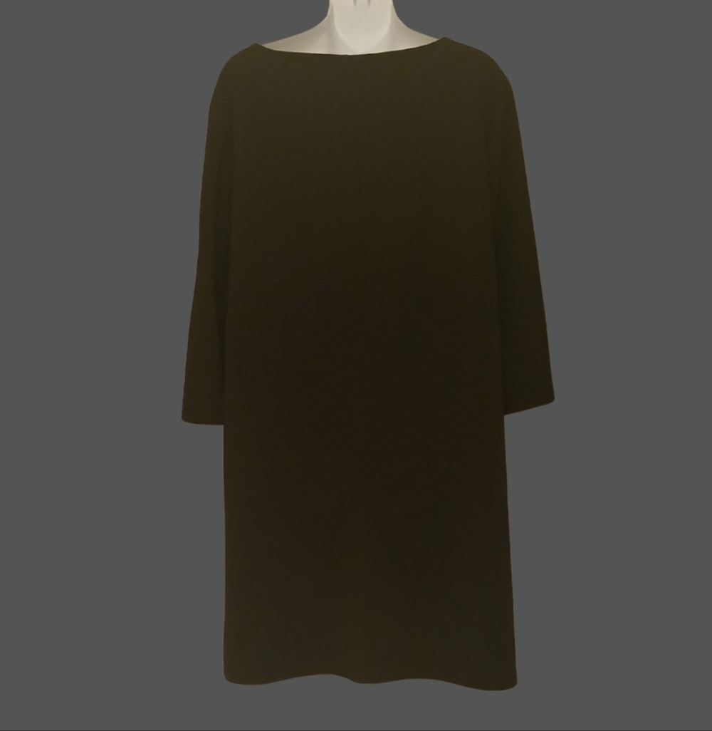 Elegant Black Dress with Pearl Accents - Picture 2 of 4